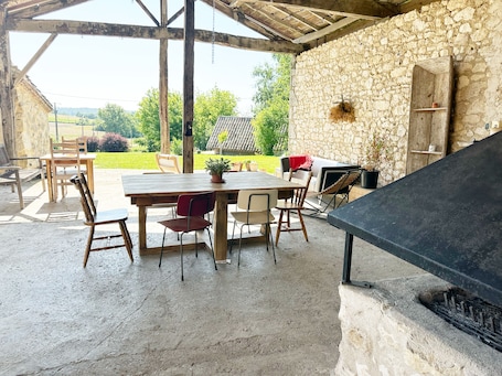 Outdoor dining. Gîte amongst the vines