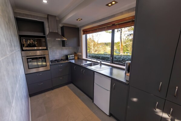 Refrigerador, microondas, horno y parrilla de estufa 