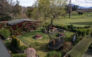 Outdoor dining - Alpine Springs Motel | Hot Tub | Pool Table (Hanmer Springs)