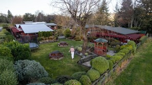 Outdoor dining - Alpine Springs Motel | Hot Tub | Pool Table (Hanmer Springs)