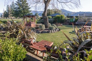 Outdoor dining - Alpine Springs Motel | Hot Tub | Pool Table (Hanmer Springs)