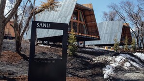 Un edificio moderno con un diseño angular distintivo, con la etiqueta "SANU".
