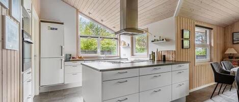 Jääkaappi, uuni, liesi, astianpesukone