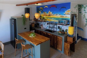 Fridge, microwave, oven, coffee/tea maker