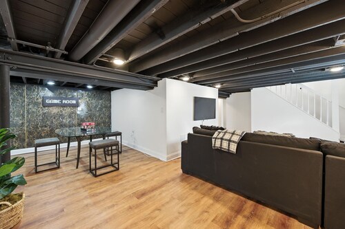 Delightful 5-bedroom house with AC in vibrant Chicago