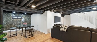 Delightful 5-bedroom house with AC in vibrant Chicago