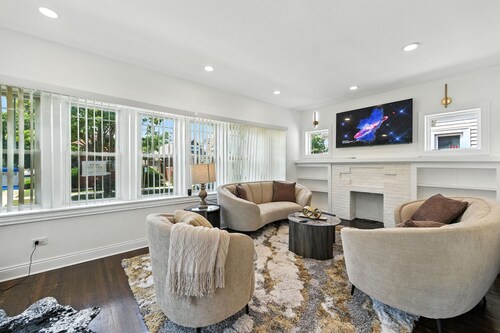 Delightful 5-bedroom house with AC in vibrant Chicago