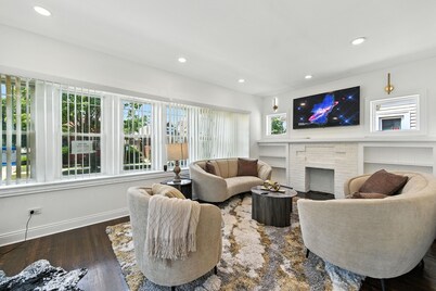 Delightful 5-bedroom house with AC in vibrant Chicago