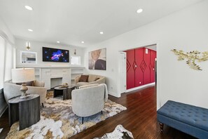 Interior - Delightful 5-bedroom house with AC in vibrant Chicago (Chicago)