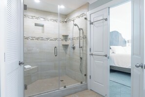 Shower, hair dryer, towels - Gorgeous Four Bedroom Corner Unit with Panoramic Bay Views. Complimentary Boat Slip! (Orange Beach)