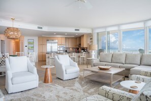 Smart TV, DVD player, ping pong - Gorgeous Four Bedroom Corner Unit with Panoramic Bay Views. Complimentary Boat Slip! (Orange Beach)
