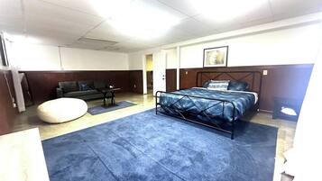 9 bedrooms, WiFi, bed sheets