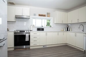 Microwave, oven, stovetop, dishwasher - Cozy Bancroft Stay in the Minnow Lake area (Greater Sudbury)