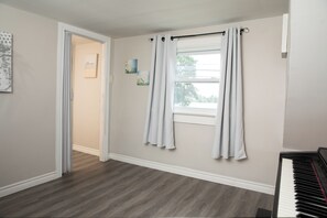 Interior - Cozy Bancroft Stay in the Minnow Lake area (Greater Sudbury)