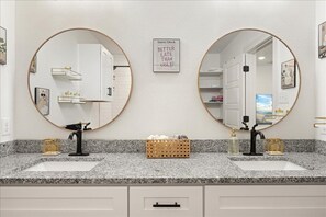 Secador de pelo, toallas