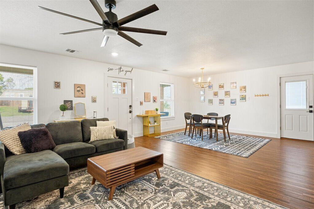 3 Bedroom, 2 Bath House, Sleeps 6+, Baby Bed W - Granbury, TX