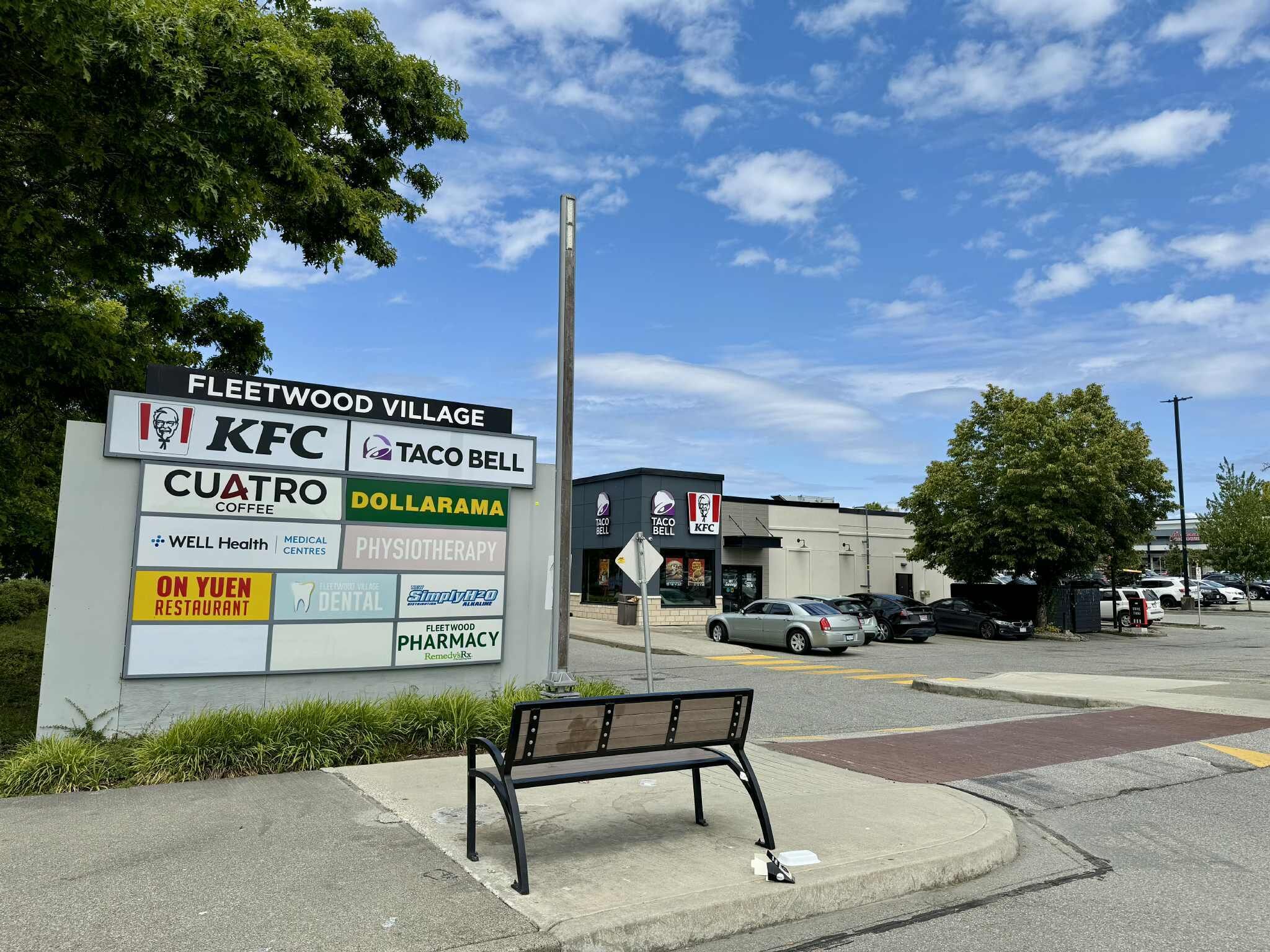 Placa listando diversos estabelecimentos, incluindo KFC, Taco Bell e Dollarama.