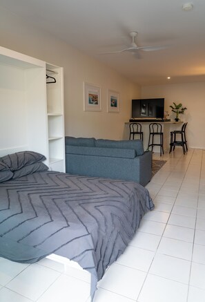 Smart TV - Charming 2 Apartments in delightful Islington with AC, Balcony & Wifi. (Islington)