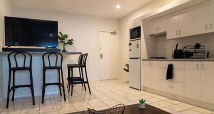 Charming 2 Apartments in delightful Islington with AC, Balcony & Wifi.