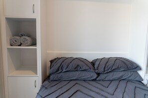 2 bedrooms, iron/ironing board, WiFi, bed sheets - Charming 2 Apartments in delightful Islington with AC, Balcony & Wifi. (Islington)