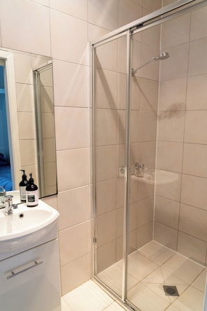 Douche, serviettes fournies, savon, papier toilette