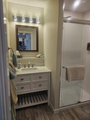Shower, hair dryer, towels, soap - Randel Farm-Chick Inn. Enjoy quiet time with horses, sheep and 400 chickens (Abbotsford)