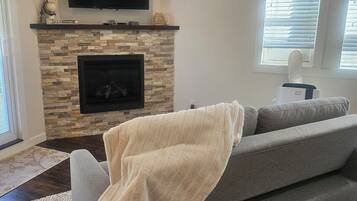 Een televisie en een open haard