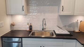 Een magnetron, een oven, een kookplaat, een vaatwasser