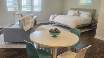 1 slaapkamer, een strijkplank/strijkijzer, internet, beddengoed