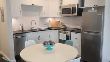 Een microgolfoven, een oven, een kookplaat, een vaatwasser