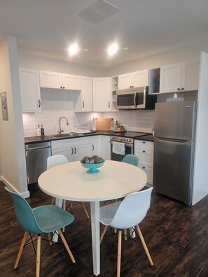 Microondas, horno, parrilla de estufa y lavavajillas 