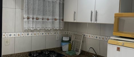 Frigorífico, microondas, placa de cocina y licuadora