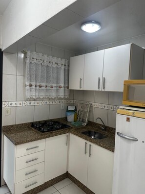 Kühlschrank, Mikrowelle, Herdplatte, Mixer