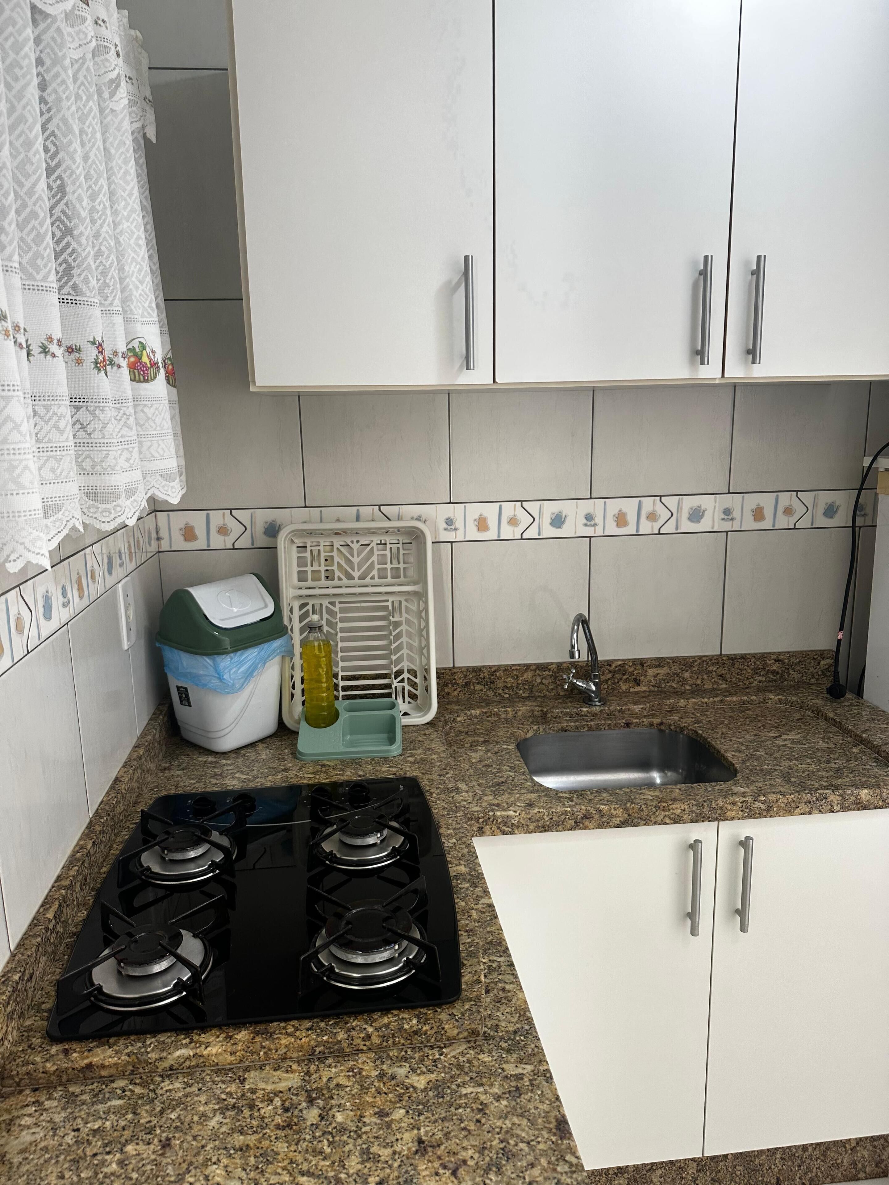 Kjøleskap, mikrobølgeovn, kokeplater og hurtigmikser