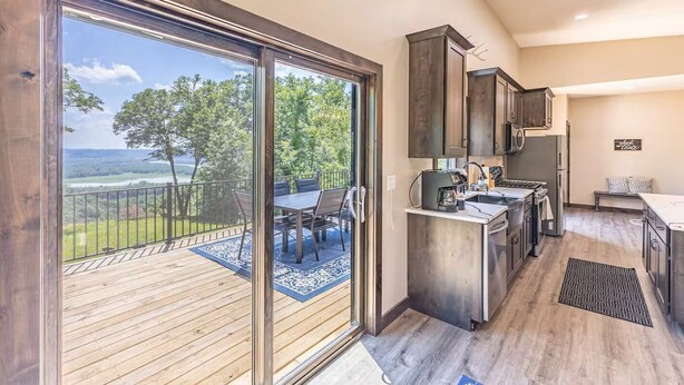 Une cuisine moderne donnant sur une terrasse et un balcon.