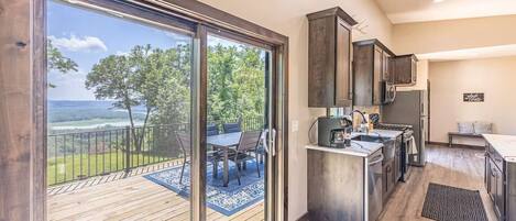 Frigorífico, microondas, placa de cocina y lavavajillas