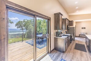 Una cocina moderna con vistas a una terraza y un balcón.