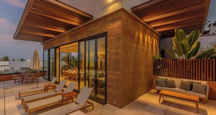 Casa Hyde-Brand new 4 bedroom luxury villa w/ private pool & hot tub, epic views
