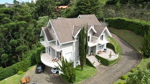 Exterior - Elegant house in mountain condominium (Campos do Jordão)