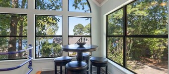 Modern Treehouse: Views, Comfort & Attractions