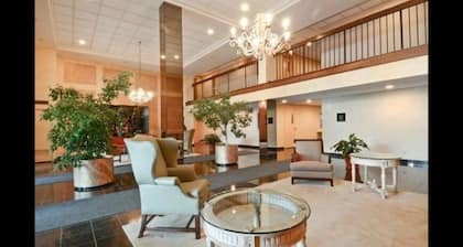 Charming luxury 2-bedroom condo with fitness room and AC in Willowbrook