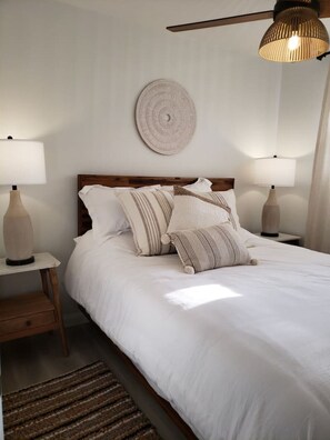 1 bedroom, free WiFi, bed sheets - Couples Getaway Sparrow Lake Muskoka Beach House (Gravenhurst)