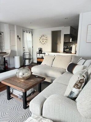 TV - Lakefront Getaway Sparrow Lake Muskoka Beach House (Gravenhurst)