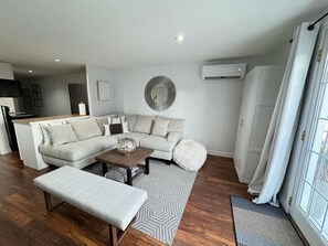 TV - Lakefront Getaway Sparrow Lake Muskoka Beach House (Gravenhurst)