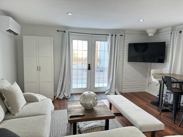 TV - Lakefront Getaway Sparrow Lake Muskoka Beach House (Gravenhurst)