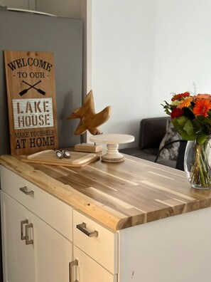 Interior - Lakefront Getaway Sparrow Lake Muskoka Beach House (Gravenhurst)