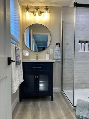 Hair dryer, towels - Lakeview Escape - Sparrow Lake Muskoka Beach House (Gravenhurst)