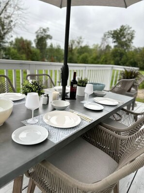 Outdoor dining - Lakeview Escape - Sparrow Lake Muskoka Beach House (Gravenhurst)