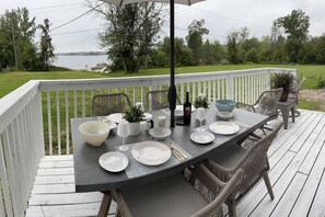 Outdoor dining - Lakeview Escape - Sparrow Lake Muskoka Beach House (Gravenhurst)