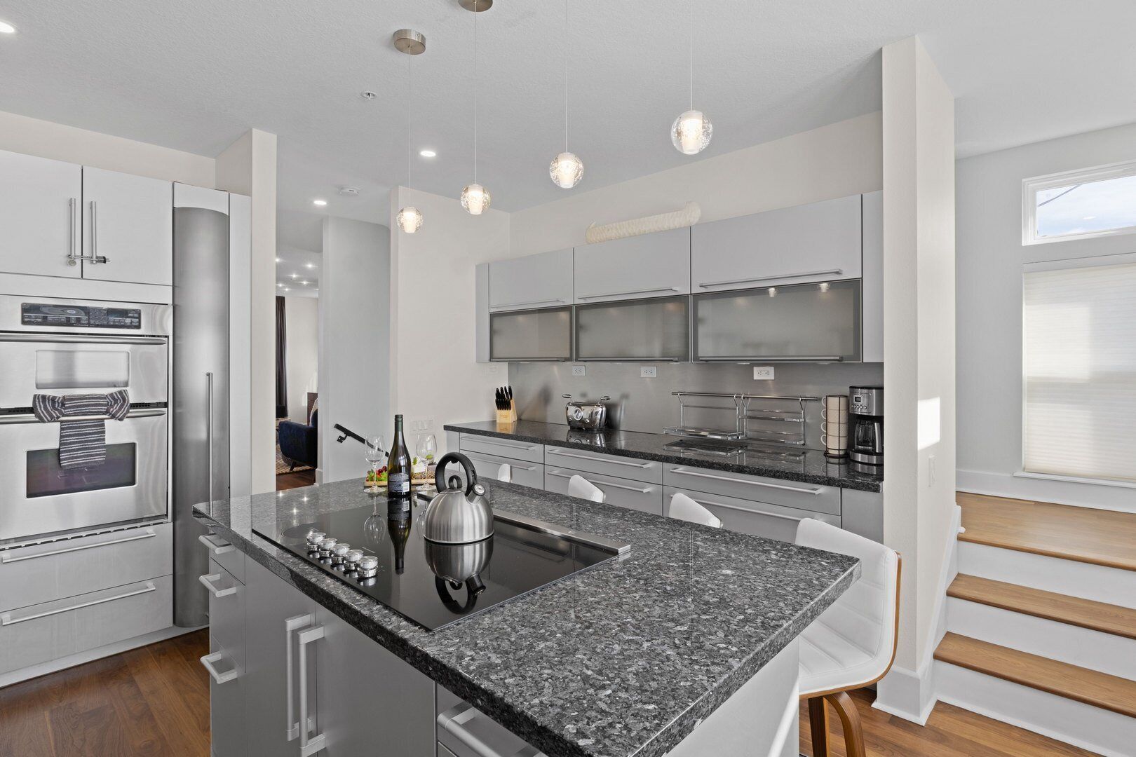 Refrigerador, microondas, horno y parrilla de estufa 